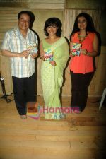 Divya Dutta, Anup Jalota at the launch of Lailtya Munshaw_s CD on Holi in  Mhada on 18th March 2011 (6).JPG